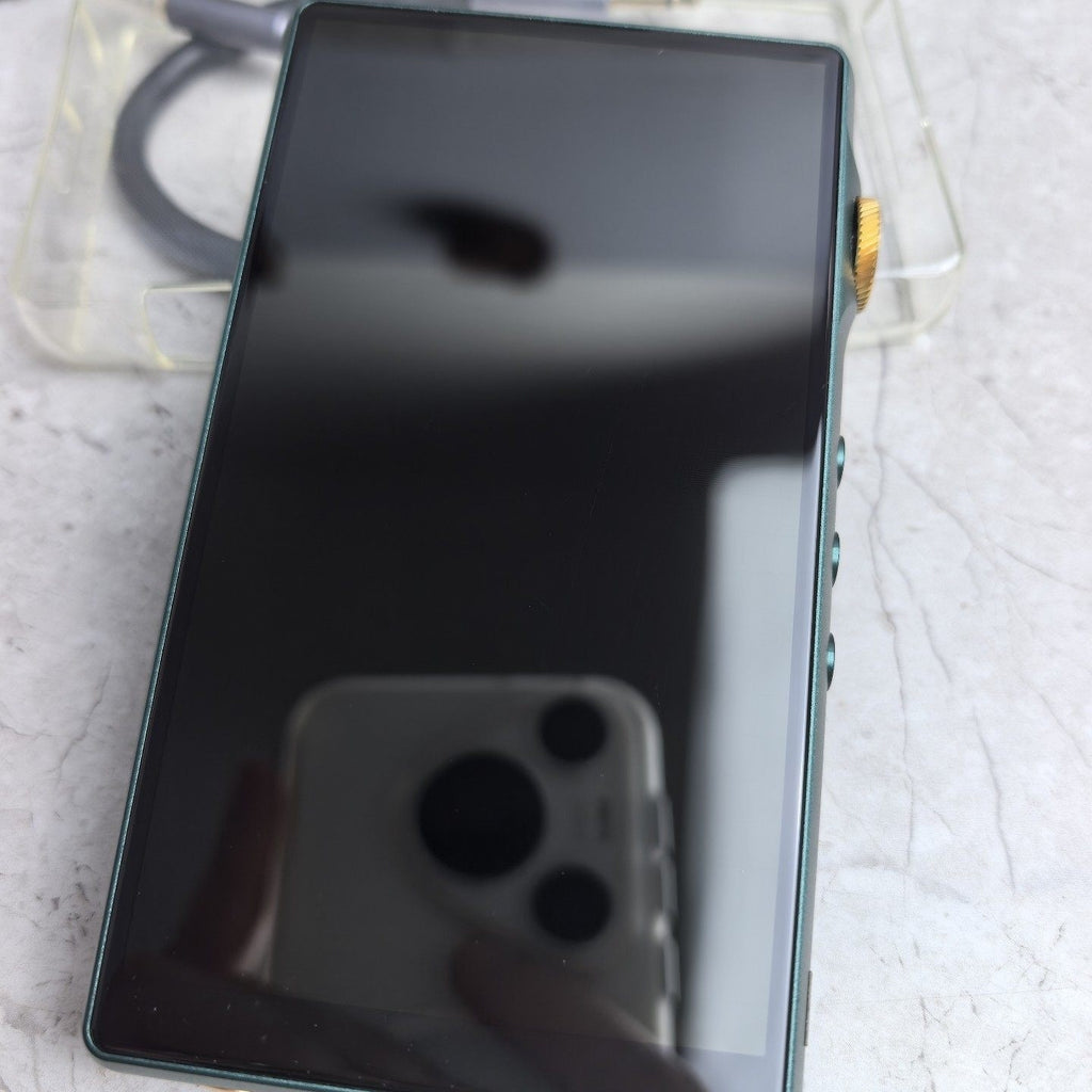 iBasso DX240 front screen and volume wheel condition view