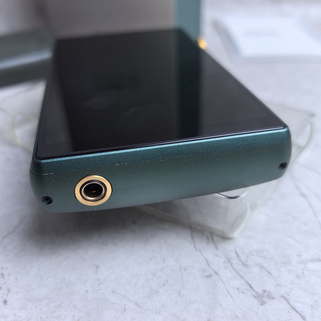 iBasso DX240 AMP8 original 4.4mm balanced output close-up